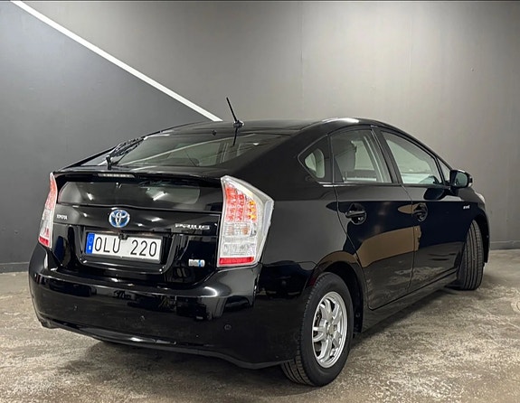 Toyota Prius 4 of 5