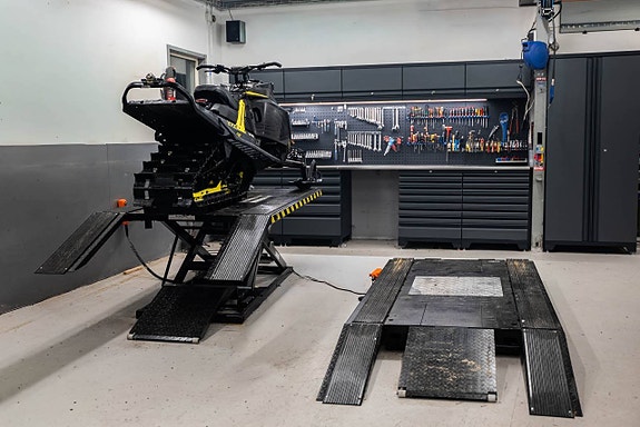 Snöskoterverkstad utanför Skellefteå - ALLA MÄRKEN!