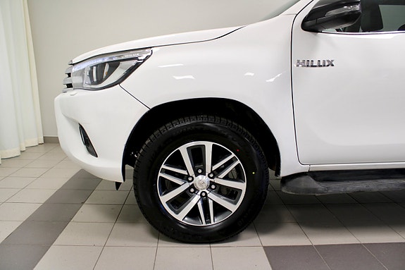 Toyota HiLux 3 of 5