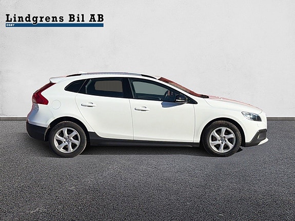 Volvo V40 Cross Country 2 of 5