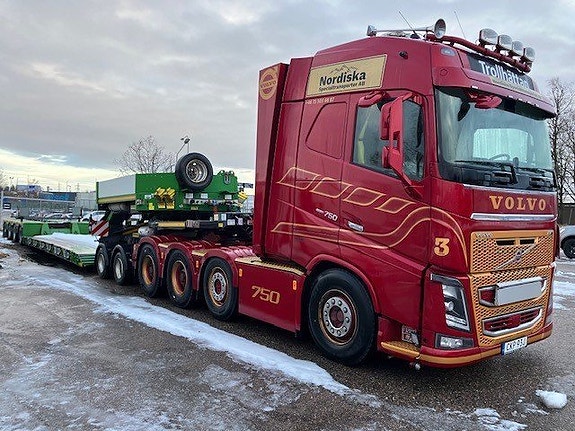Volvo FH16 750 Tungdragare med dolly och Trailer