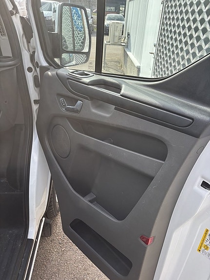 Ford Transit Custom 21 of 23