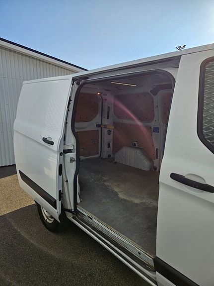 Ford Transit Custom 18 of 23