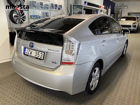 Toyota Prius 3 of 5
