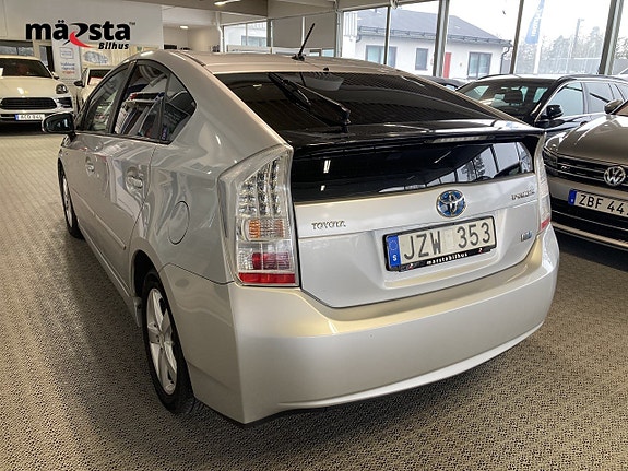 Toyota Prius 4 of 5