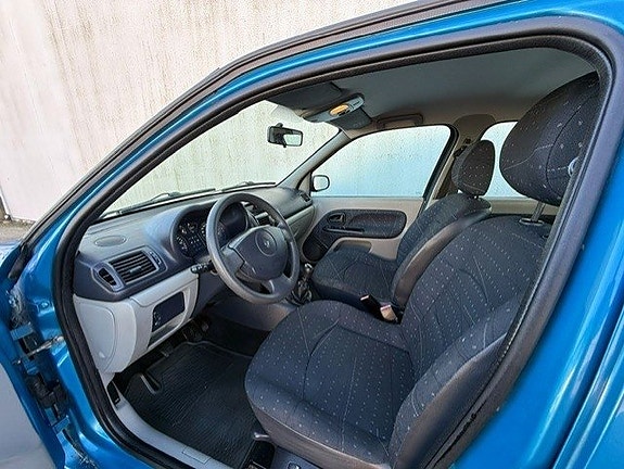 Renault Clio 11 of 13