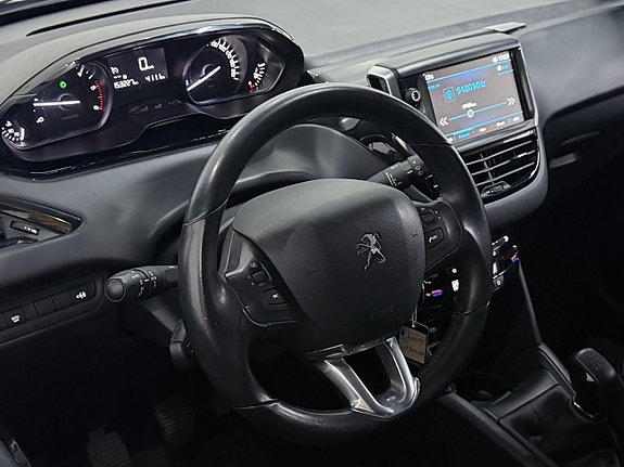 Peugeot 208 2 of 5