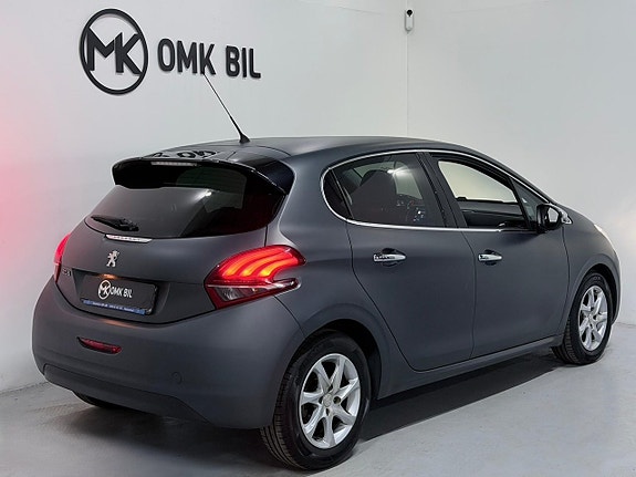 Peugeot 208 3 of 5
