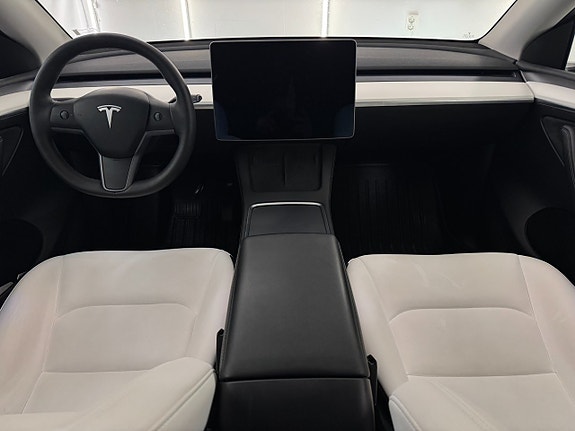 Tesla Model Y 11 of 19