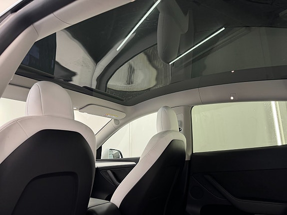 Tesla Model Y 10 of 19