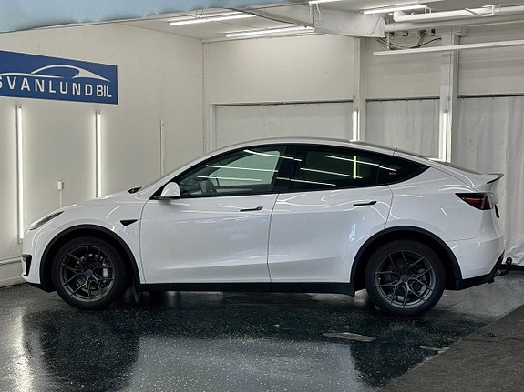 Tesla Model Y 4 of 19