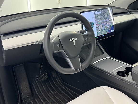 Tesla Model Y 7 of 19