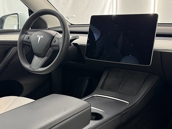 Tesla Model Y 13 of 19