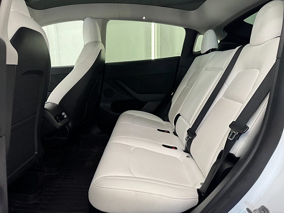 Tesla Model Y 9 of 19