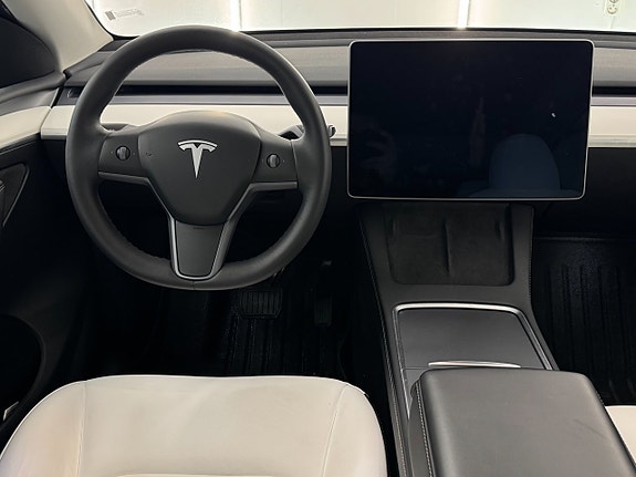 Tesla Model Y 12 of 19
