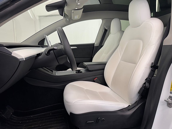 Tesla Model Y 8 of 19
