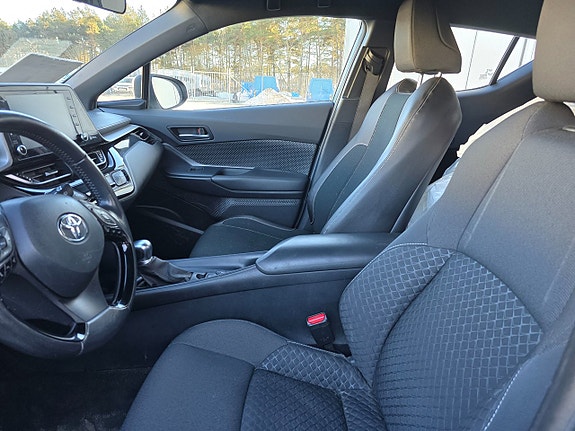 Toyota C-HR 10 of 16
