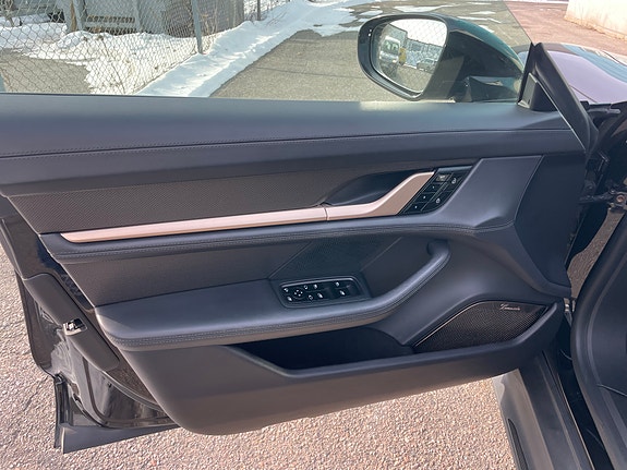 Porsche Taycan Turbo S 13 of 19