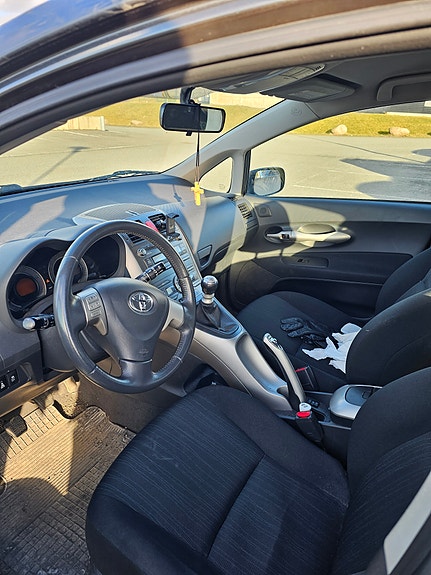 Toyota Auris 2 of 2