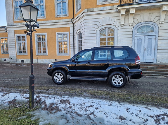 Toyota Land Cruiser 3 of 5