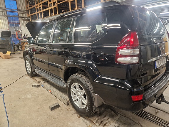 Toyota Land Cruiser 8 of 18