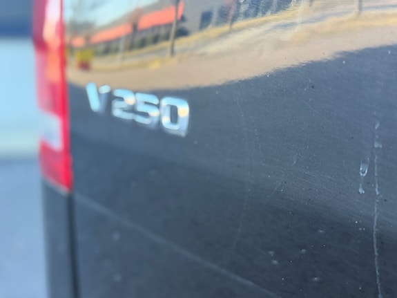 Mercedes-Benz V250 8 of 23