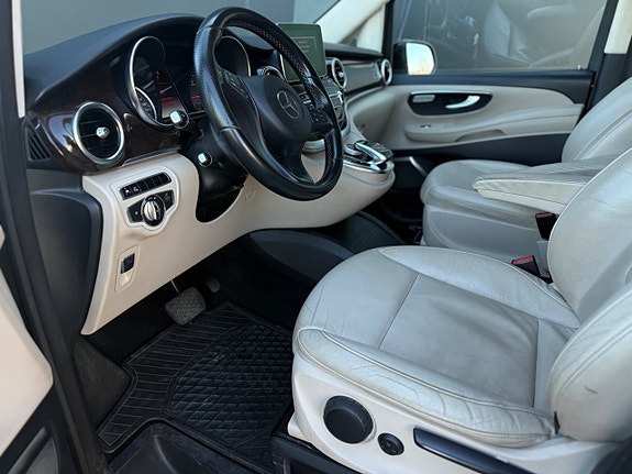 Mercedes-Benz V250 15 of 23