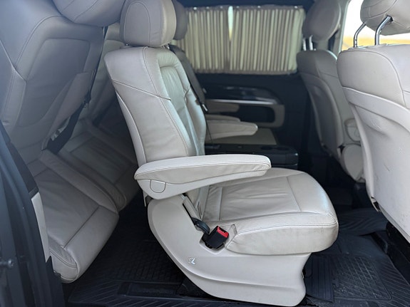 Mercedes-Benz V250 21 of 23