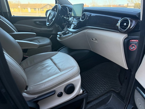 Mercedes-Benz V250 20 of 23