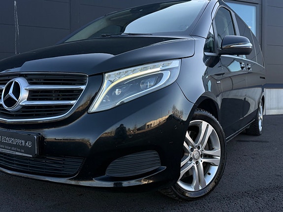 Mercedes-Benz V250 3 of 5