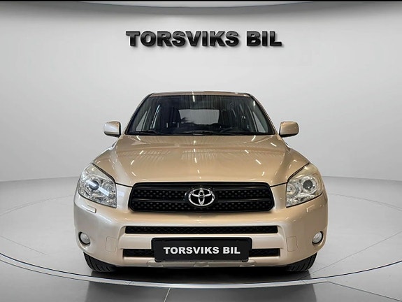 Toyota RAV4 8 of 12