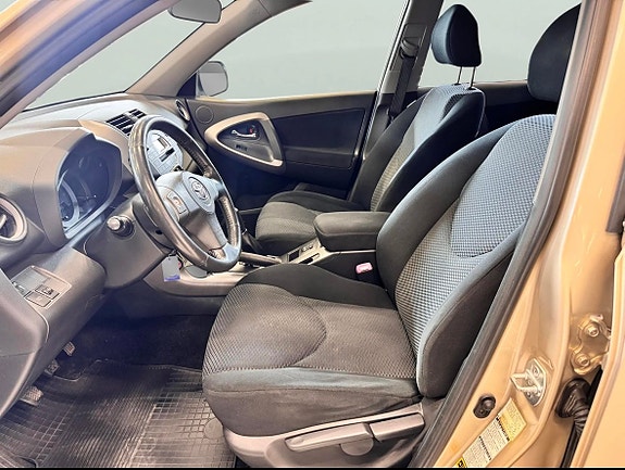 Toyota RAV4 10 of 12