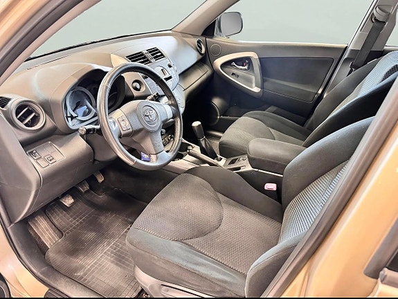 Toyota RAV4 9 of 12
