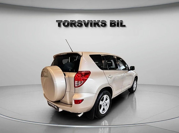 Toyota RAV4 5 of 12