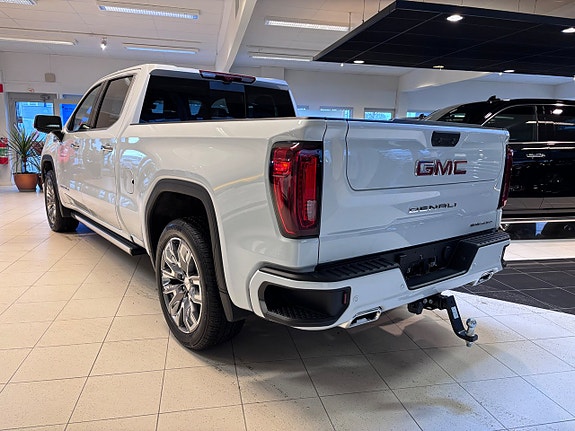 GMC Denali 2 of 5