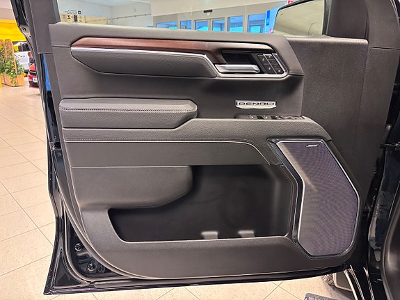 GMC Denali 10 of 19