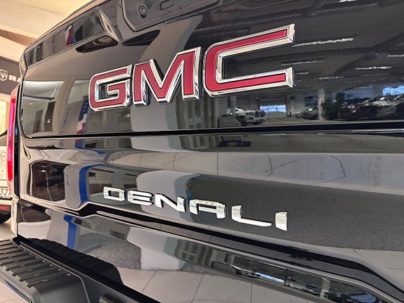 GMC Denali 11 of 19
