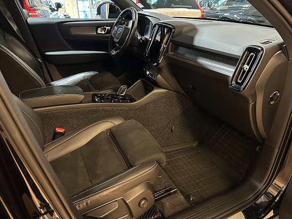 Volvo XC40 6 of 18