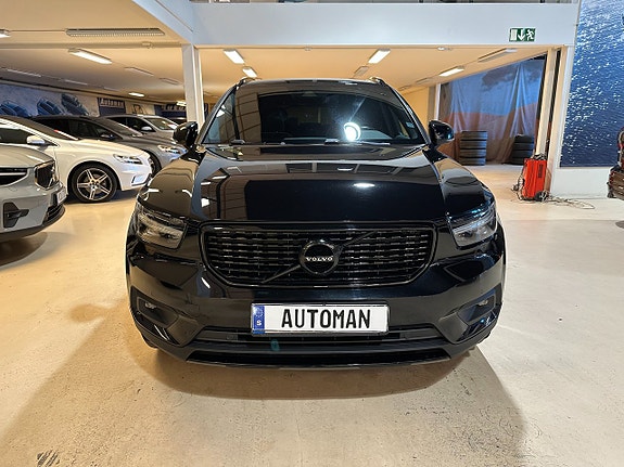 Volvo XC40 2 of 5