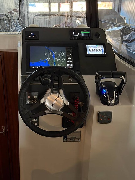 Finnmaster Pilot 8 2x Yamaha F200 2 of 12