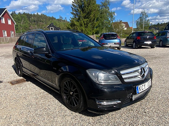 Mercedes-Benz C220 2 of 5