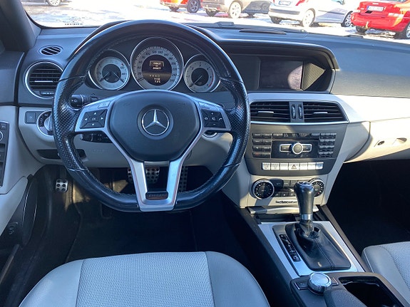 Mercedes-Benz C220 4 of 5