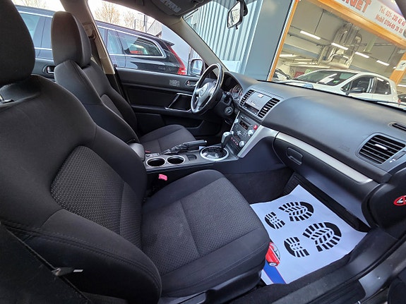 Subaru Legacy 8 of 16