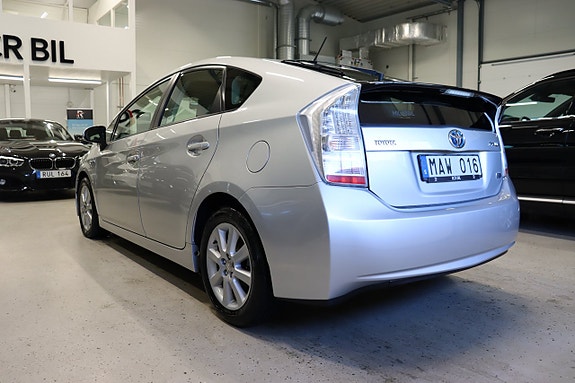 Toyota Prius 4 of 5