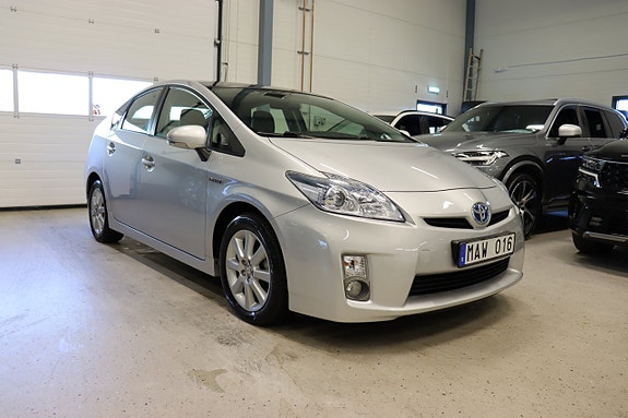 Toyota Prius 2 of 5