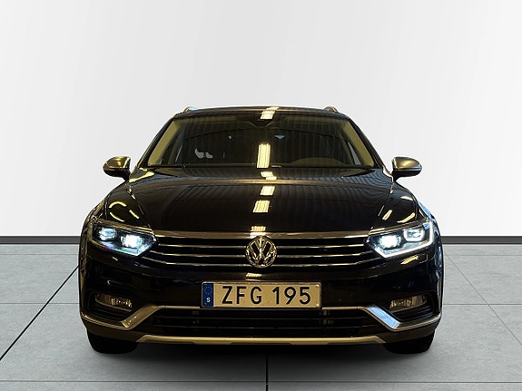 Volkswagen Passat Alltrack 2 of 5
