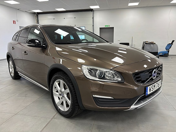 Volvo V60 Cross Country 2 of 5