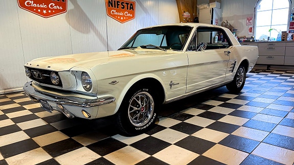 Ford Mustang 3 of 5