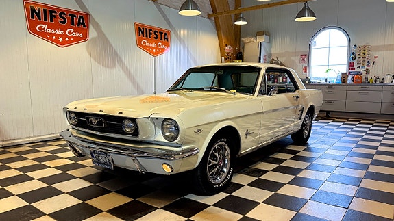 Ford Mustang 2 of 5