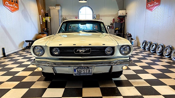 Ford Mustang 4 of 5